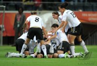 FIFA Frauen-Weltmeisterschaft 2011: Deutschland JUBEL um die Torschuetzin zum 1:0 Simone LAUDEHR