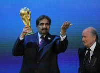 FUSSBALL International AUSRICHTER der FIFA WM 2022: KATAR; Sheikh Hamad bin Khalifa Al-Thani jubelt