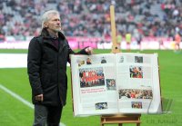 Fussball 1. Bundesliga, Saison 2011/2012:  Paul Breitner neben der 111 Jahre FCB Chronik