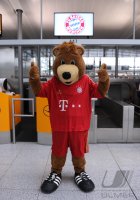 FUSSBALL INTERNATIONAL  CHL Halbfinale 11/12:  Bernie das Maskottchen vor dem Lufthansa Check In