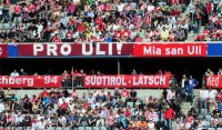 Fussball 1. Bundesliga : FC Bayern Muenchen Fankurve mit einem Banner PRO ULI, , MIA SAN ULI, Praesident Uli Hoeness (FC Bayern Muenchen)