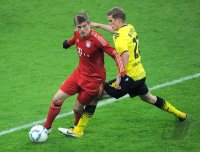Fussball 1. Bundesliga, Saison 2011/2012: Toni Kroos (li, FC Bayern Muenchen) gegen Sven Bender (Borussia Dortmund)