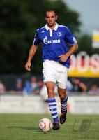 FUSSBALL, 1. BUNDESLIGA, SAISON 2010/2010: Schalke: METZELDER Einzelaktion