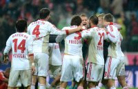 Fussball 1. Bundesliga, Saison 2012/2013: Jubel nach dem Sieg mit Hajime Hosogai, Philipp Wollscheid, Manuel Friedrich, Torwart Bernd Leno, Oemer Toprak, Jens Hegeler (v. li., Bayer 04 Leverkusen)