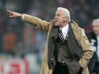 Fussball 1. Bundesliga: Koeln - Stuttgart, Trainer TRAPATTONI