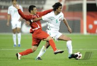 Fussball AFC Asian Cup 2011: Gholamreza Rezaei (li, Iran) gegen  Nashat Akram (re, Irak)