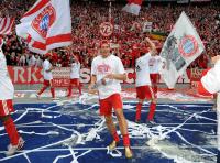 Fussball 1. Bundesliga : Jubel mit Bier Mario Gomez (FCB)
