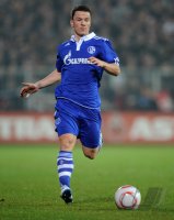 Fussball: 1. Bundesliga Saison 2010/2011: FC Schalke 04 , BAUMJOHANN am Ball