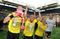 Fussball 1. Bundesliga :  Kevin Grosskreutz, Dede, Antonio da Silva , Torwart Roman Weidenfeller (v.li., Borussia Dortmund) jubel mit Schale
