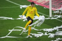 Fussball 1. Bundesliga : Torwart Raphael Schaefer (1 FC Nuernberg) muss seinen Strafraum von Papierrollen und Klopapier befreien, aufraeumen