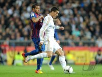 FUSSBALL International  COPA DEL REY  11/12: Daniel Alves (li, Barca) gegen Cristiano Ronaldo (Real Madrid)