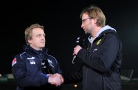 Fussball DFB Pokal, Saison 2011/2012, Halbfinale:  Trainer Mike Bueskens (li, Greuther Fuerth) mit Trainer Juergen Klopp (Borussia Dortmund)