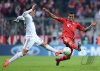 FUSSBALL INTERNATIONAL  CHL HALBFFINALE 11/12: Mesut Oezil (li, Real Madrid) gegen Luiz Gustavo (FC Bayern Muenchen)