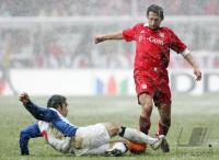 Fussball 1. Bundesliga: Bayern Muenchen - Eintracht Frankfurt, Zweikampf