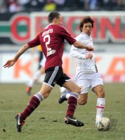 Fussball 1. Bundesliga, Saison 2011/2012: Timmy Simons (li, 1 FC Nuernberg) gegen Hajime Hosogai (FC Augsburg)