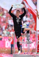 Fussball, 1. Bundesliga  Saison 16/17: Jubel FC Bayern Muenchen mit Schale