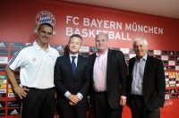 Basketball 1. Bundesliga 2011/2012:  Trainer Dirk Bauermann , Klaus Josef Lutz (Vorstandsvorsitzender der BayWa AG ) Praesident Uli Hoeness , Bernd Rauch (v. li., FC Bayern Muenchen)