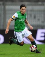 FUSSBALL, EUROPA LEAGUE GRUPPENPHASE: Bremen OEZIL am Ball
