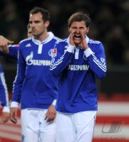 Fussball 1. Bundesliga : Christoph Metzelder mit Benedikt Hoewedes (v. li., FC Schalke 04)