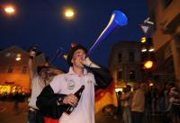 FUSSBALL WM 2010, Fans feiern in Bremen auf der Strasse