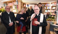 Bischof Dr. Gebhard Fuerst segnet die Buchhandlung Wekenmann