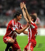 Fussball Champions League  Saison 2010/2011: JUBEL nach dem Tor zum 1:0 Thomas Mueller mit Daniel van Buyten (v.re., FC Bayern Muenchen)