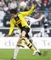 Fussball 1. Bundesliga: Moenchengladbach - Dortmund, Zweikampf