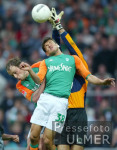 Fussball 1. Bundesliga: Bremen - Hannover, Zweikampf