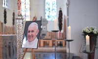 Ein Bild des verstorbenen Papst Franziskus I.im Rotternburger Dom St. Martin