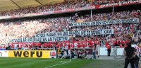 Fussball 1. Bundesliga :  Stuttgart Fankurve mit einem Banner