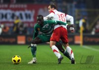 Fussball International:  Cheick Tiote (li, Elfenbeinkueste) gegen Adrian Mierzejewski (re, Polen)