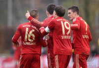 Fussball Regionalliga Sued 2012/2013:  Jubel nach dem Tor zum 1:0, Vladimir Rankovic, Rico Strieder und Tobias Schweinsteiger (v. li. FC Bayern II)