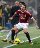 FUSSBALL International SERIE A 2011/2012:  Gianluca Zambrotta (re, AC Mailand) gegen Diego Milito (Inter Mailand)