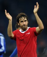 Fussball CHL  Saison 2010/2011:  Raul (FC Schalke 04) winkt