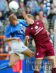 Fussball 1. Bundesliga: Bochum - Lautern, Zweikampf