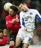 Fussball 1. Bundesliga: Frankfurt - Hamburg, Zweikampf