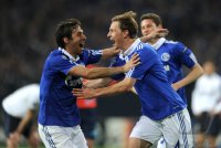 Fussball CHL  Saison 2010/2011: Jubel nach dem Tor zum 2:1, Raul, Benedikt Hoewedes (v. li., FC Schalke 04)