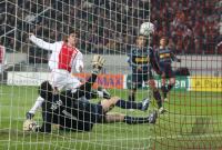 Fussball CL: Amsterdam - Mailand, Zweikampf