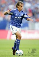 Fussball 1. Bundesliga: Schalke, RAFINHA Einzelaktion am Ball