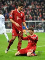 Fussball CHL  Saison 2011/2012:  JUBEL nach dem TOR Mario Gomez (li,) mit Thomas Mueller (FC Bayern Muenchen)