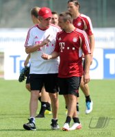 Fussball 1. Bundesliga Saison   2011/2012 : Trainer Jupp Heynckes , Franck Ribery (v. li., FC Bayern Muenchen)