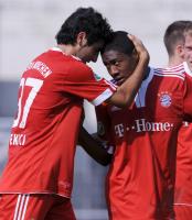 Fussball 3. Bundesliga:  Bayern JUBEL mit  Mehmet Ekici und  David Alaba  (v.li.)