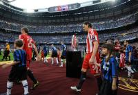 Fussball Champions League Finale:  Daniel van Buyten (FCB) laeuft neben dem POKAL ins Bernabeu Stadion ein