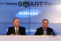 Fussball 1. Bundesliga, Saison 2011/2012:  (v. li.) Hans Wienands, Senior Vice President Samsung Electronics mit Vorstandsvorsitzender Karl Heinz Rummenigge (FC Bayern Muenchen)