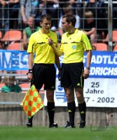 U19 Fussball Bundesliga :  Schiri Stefan Glasmacher zeigt seinem Assistenten ein Feuerzeug welches von den 1860 Fans auf das Spielfeld geworfen wurde