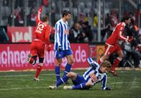 Fussball 1. Bundesliga : Nemanja Pejcinovic mit Fabian Lustenberger (v.li., Hertha)