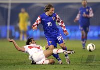 Fussball Nationalmannschaft : Hamit Altintop (li, Tuerkei) gegen Luka Modric (Kroatien)