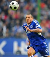 FUSSBALL 1. BUNDESLIGA: Schalke, JONES Einzelaktion