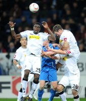 Fussball 1. Bundesliga : Mohamadou Mo Idrissou (li, Borussia Moenchengladbach)  gegen Andreas Beck (m, TSG 1899 Hoffenheim) gegen Michael Bradley (re, Borussia Moenchengladbach)