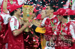 Fussball Pokal Finale: Schalke - Bayern, BAYERN jubelt mit dem DFB Pokal